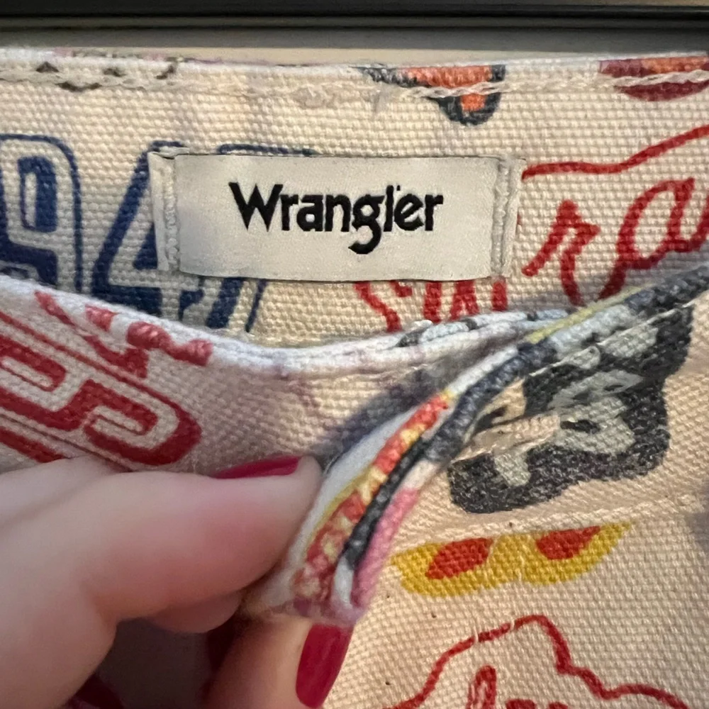Wrangler Graphic Jeans - Picture 3 of 5